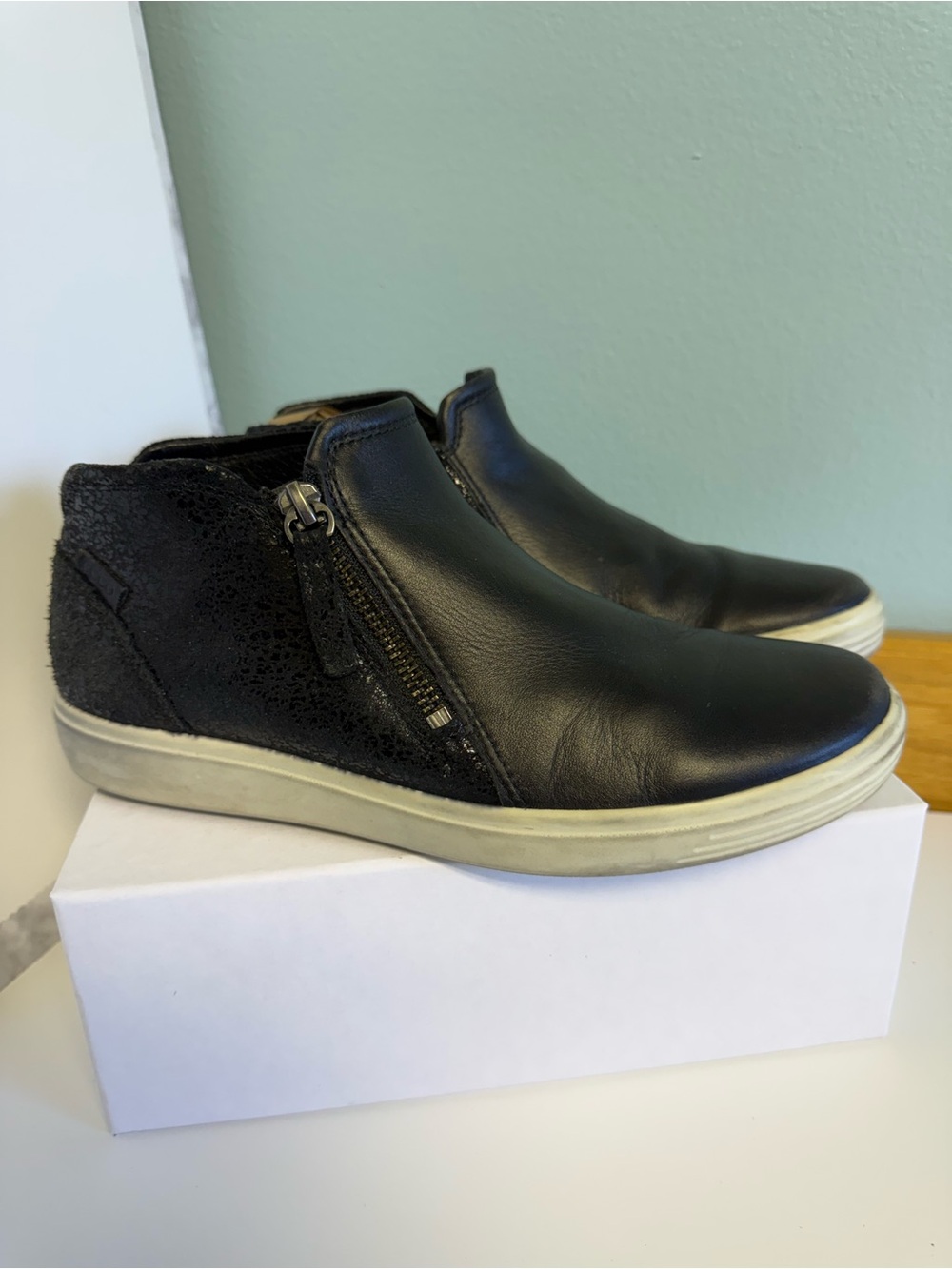 ECCO Women’s 37 US 6-6.5 Black Glitter Leather Zip Ankle Sneakers High Top Shoes